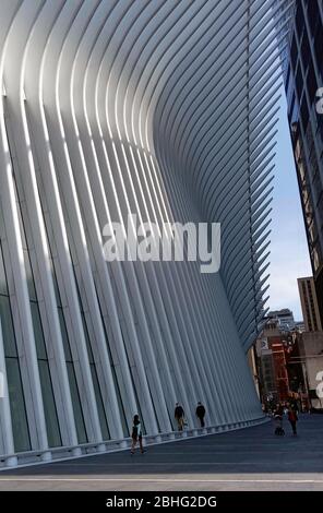 New York, New York, Stati Uniti. 25 Aprile 2020. Meteo. Persone che camminano all'esterno dell'Oculus Transit Hub a Lower Manhattan il sabato pomeriggio. Le temperature calde in una bella giornata primaverile sembravano portare le persone all'aperto in vari gradi attraverso la città. Lower Manhattan era in gran parte vuota mentre era vicino all'Hudson River Park, la folla e la densità erano un po' più grandi. Credit: Adam Stoltman/Alamy Live News Foto Stock