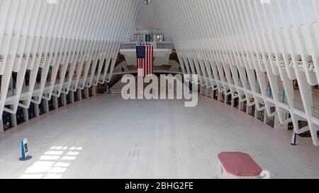 New York, New York, Stati Uniti. 25 Aprile 2020. L'interno dell'Oculus Transit Hub a Lower Manhattan era vuoto ancora il sabato pomeriggio. Le temperature calde in una bella giornata primaverile sembravano portare le persone all'esterno in vari gradi attraverso la città, anche se la maggior parte dei mezzi pubblici erano ancora utilizzati solo molto poco. Credit: Adam Stoltman/Alamy Live News Foto Stock