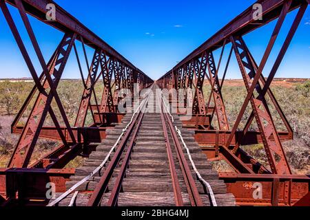 Il ponte ferroviario di Algebucchina che attraversa il fiume Neales, il sito storico di Algebucchina sul circuito di Oodnadatta nell'Australia meridionale. Foto Stock