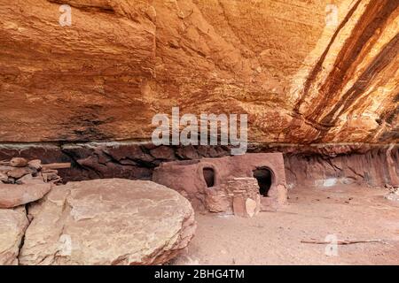 UT00558-00...UTAH - granarie Puebloane ancestrali alla rovine di Horsecollar nel Monumento Nazionale dei ponti naturali. Foto Stock