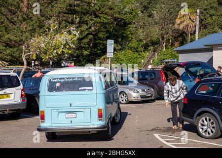 1976 modello Volkswagen kombi tipo 2 camper microbus di stile tradizionale a Sydney, Australia Foto Stock