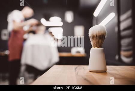 Spazzola per barba da barba, sfondo sfocato del parrucchiere per uomo, barbiere Foto Stock