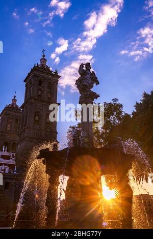 Zocalo Park Plaza San Miguel Arcangel Fontana Cattedrale Sunset Puebla Messico. Cattedrale costruita nel 15 e 1600, Fontana nel 1777 Foto Stock