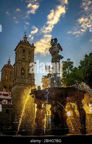 Zocalo Park Plaza San Miguel Arcangel Fontana Cattedrale Sunset Puebla Messico. Cattedrale costruita nel 15 e 1600, Fontana nel 1777 Foto Stock