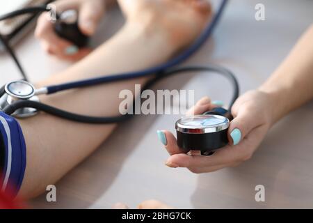 Operatore medico che controlla la pressione Foto Stock