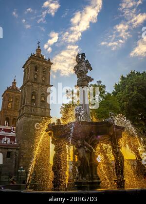 Zocalo Park Plaza San Miguel Arcangel Fontana Cattedrale Sunset Puebla Messico. Cattedrale costruita nel 15 e 1600, Fontana nel 1777 Foto Stock