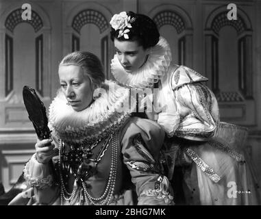 FLORA ROBSON come Elizabeth i e VIVIEN LEIGH come Cynthia Lady-in-Waiting in FIRE OVER ENGLAND 1937 regista WILLIAM K. HOWARD romanzo A.E.W. Sceneggiatura Mason Clemence Dane e Sergei Nolbandov musiche Richard Addinsell produttori Erich Pommer e Alexander Korda London Film Productions / United Artists Foto Stock