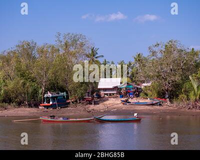 Piccolo cantiere sulla riva di Mak Bang, un canale a Satun City, Satun nel sud della Thailandia. Foto Stock