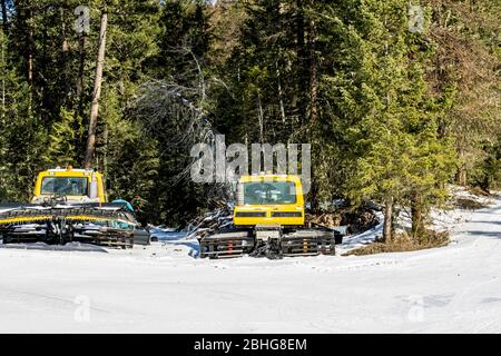 FAIRMONT HOT SPRINGS, CANADA - 16 MARZO 2020: Macchina per la rimozione della neve da neve da neve gialla. Foto Stock