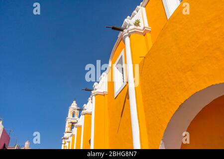 Facciata Arancione Santa Clara De Asis Chiesa Storica Puebla Messico. Clara de Asis era seguace femminile di San Francesco d'Assisi. Costruito da 1600 a 1700s Foto Stock