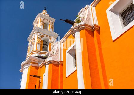 Steeple Orange facciata Santa Clara de Asis Chiesa storica Puebla Messico. Clara de Asis era seguace di San Francesco d'Assisi. Costruito in 1600 t. Foto Stock