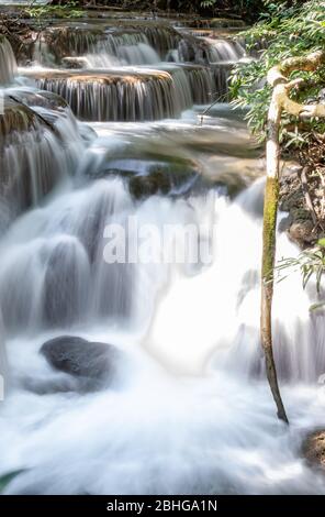 Una cascata che scorre dalle montagne a Huay Mae khamin cascata Parco Nazionale ,Kanchana buri in Thailandia. Foto Stock
