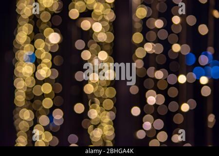 La sfocatura della lampadina decorativa per il giallo oro, come sfondo. Foto Stock
