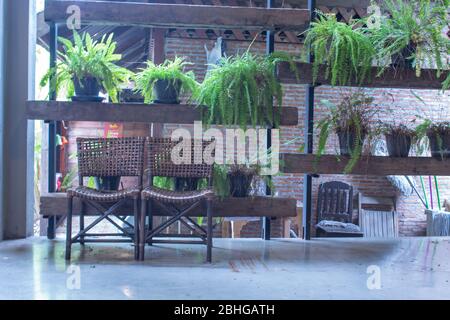 Vecchie sedie di legno nei corridoi Foto Stock