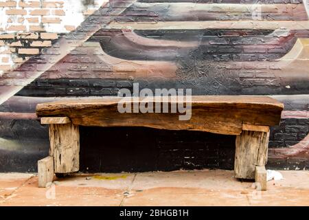 Vecchie sedie di legno nei corridoi Foto Stock