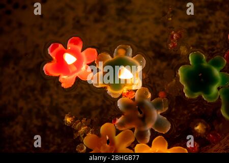 Candela colore forma di fiore per floating point Foto Stock