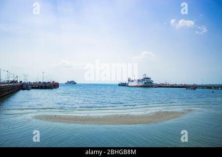 La pesca del molo e traghetti. Sull'isola. Foto Stock