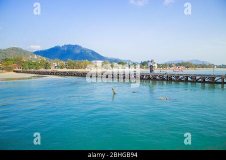 La pesca del molo e traghetti. Sull'isola. Foto Stock