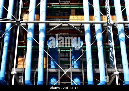 Vista esterna del Centro Pompidou dalla strada vicina con dettagli architettonici moderni. Parigi, Francia. 12 agosto 2018. Foto Stock