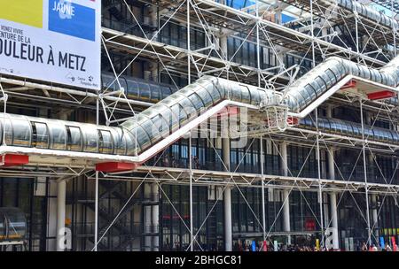Vista esterna della facciata principale del Centre Pompidou da Place Georges-Pompidou con dettagli architettonici moderni. Parigi, Francia. 12 agosto 2018. Foto Stock
