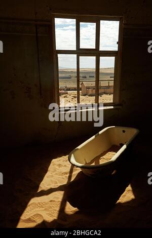 Vasca da bagno in casa abbandonata, Kolmanskop città fantasma, vicino a Luderitz, Namibia, Africa Foto Stock