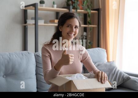 Un corriere in possesso di una scatola aperta su sfondo bianco Foto stock -  Alamy