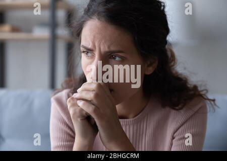 Frustrata stressata giovane donna pensando a decisioni difficili. Foto Stock