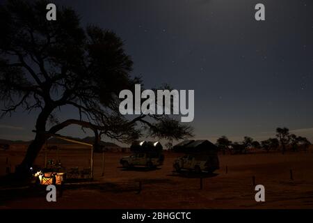 Cielo stellato al campeggio selvaggio a NamibRand Family Hideout, NamibRand Nature Reserve, NamibRand Sud Namibia, Africa Foto Stock