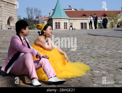 Qingdao, provincia cinese di Shandong. 25 Aprile 2020. Una posa di coppia per le foto di matrimonio a Qingdao, provincia di Shandong della Cina orientale, 25 aprile 2020. Credit: Li Ziheng/Xinhua/Alamy Live News Foto Stock