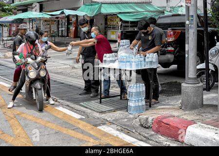 Covid-19. Cibo e bevande gratuiti distribuiti per il Coronavirus hanno colpito finanziariamente poveri e bisognosi fuori dal lavoro persone. Pattaya Thailandia Sud-Est asiatico Foto Stock