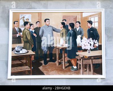 COREA DEL NORD, PYHENSON - 19 SETTEMBRE 2017: Foto 'il grande compagno leader Kim il Sung parla con gli studenti', rivoluzionario sito storico vicino a PyH Foto Stock