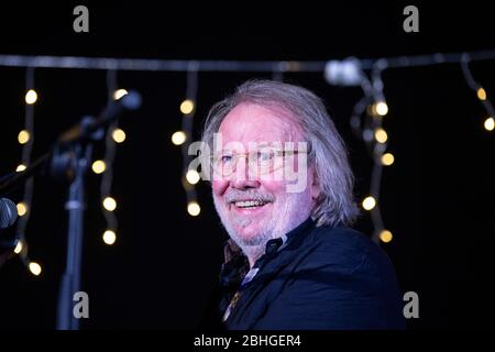 Hong Kong, Cina:10 Dic,2019. Benny Andersson di ABBA (nella foto) si esibisce sul pianoforte accompagnato dal cantante svedese Niklas Asknergård Foto Stock