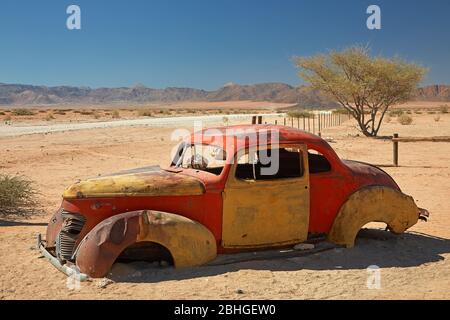 Vecchia auto, Solitaire, deserto del Namib, Namibia, Africa Foto Stock