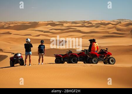 Quad bike sulle dune di sabbia vicino a Swakopmund, Namibia, Africa Foto Stock