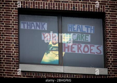 Pechino, Stati Uniti. 24 Aprile 2020. Un messaggio di ringraziamento per gli operatori sanitari è visualizzato sulla finestra del Brooklyn Hospital Center nel quartiere di Brooklyn di New York, Stati Uniti, il 24 aprile 2020. Credit: Michael Nagle/Xinhua/Alamy Live News Foto Stock