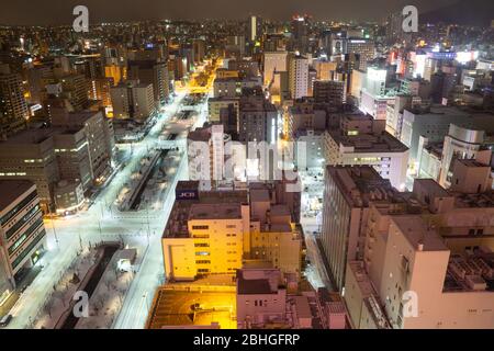 Hokkaido, Giappone - 04Dec2019: Torre della TV di Sapporo completato nel 1956, la piattaforma di osservazione è il posto migliore per vedere il festival della neve e l'illuminazione del parco Foto Stock