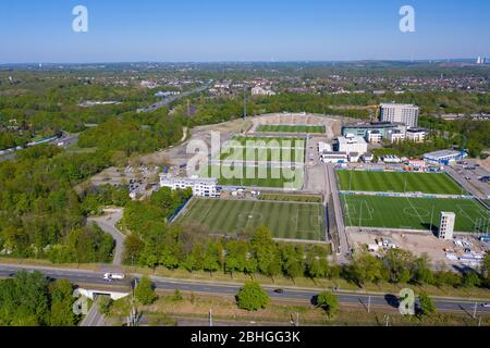 Gelsenkirchen, Deutschland. 2020 aprile 22.04.2020. Primo: 2019, calcio, 1.Bundesliga, stagione 2020/04, FC Schalke  , progetto di costruzione Berger Feld, terreno di allenamento moderno, vista aerea, dall'alto, drone, foto drone, centro dello stadio del parco, a sinistra la filiale | utilizzo nel mondo Credit: dpa/Alamy Live News Foto Stock