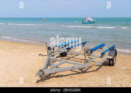 Foto della barca disponibile sulla spiaggia Foto Stock