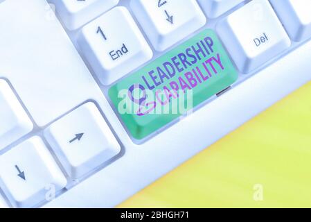 Testo di scrittura di parole capacità di leadership. Foto aziendale che mostra ciò che un leader può costruire capacità di leadership in modo efficace Foto Stock