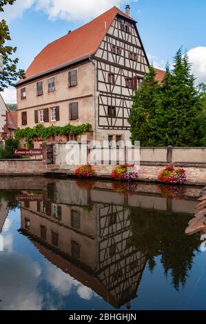 Wissembourg, Francia. 13 settembre 2009. Vista pittoresca di una tipica casa vicino al fiume Lauter. Foto Stock