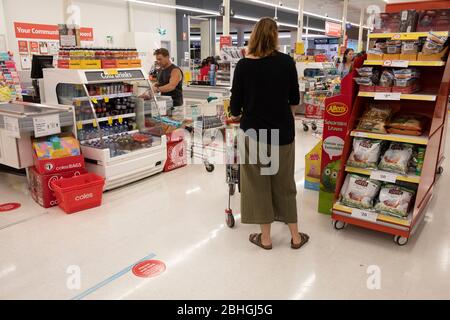 I marcatori del pavimento del coronavirus in Coles Supermarket consigliano ai clienti dove stare per mantenere le distanze sociali Sydney Australia Foto Stock