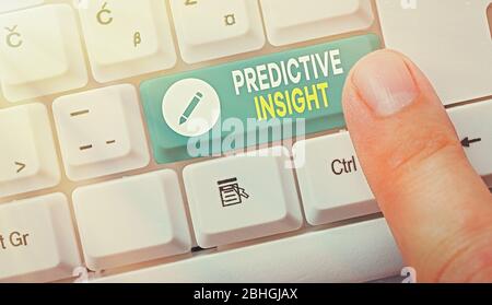 Scrittura a mano testo Predictive Insight. Foto concettuale sistema proattivo di gestione dei guasti un rilevamento precoce Foto Stock