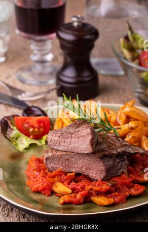 Bistecca alla griglia su una piastra con rosmarino Foto Stock