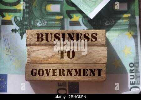 Business to Government B2G su blocchi di legno messo su cento fatture euro che rappresentano Business 2 governo di marketing modello. Concetto aziendale Foto Stock