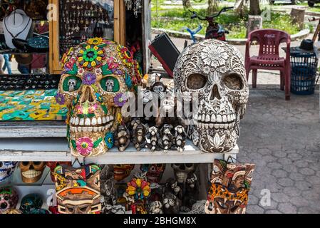 Cozumel, Messico - 24 aprile 2019: Teschi colorati decorati, ceramica simbolo di morte al mercato, giorno dei morti, Cozumel isola, Messico. Foto Stock