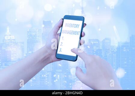 Scrittura manuale di testo scrittura Gestione inventario. Supervisione di foto concettuali che controlla la conservazione di scorte e prezzi Foto Stock