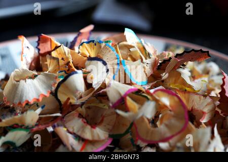 Matita colorata affilatura / trucioli in uno studio di artisti a Londra, Regno Unito. Foto Stock