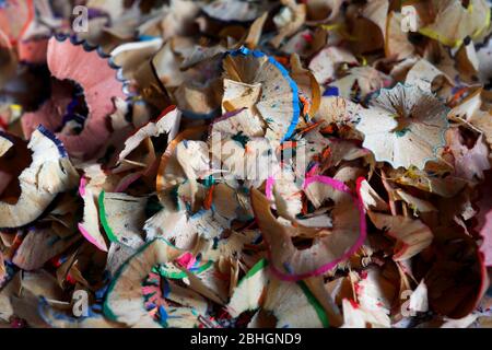 Matita colorata affilatura / trucioli in uno studio di artisti a Londra, Regno Unito. Foto Stock