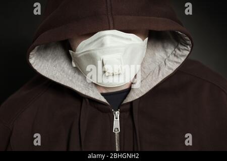 Uomo aggressivo in maschera medica nascondiglio Foto Stock