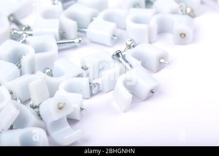 Fascette per cavi in plastica grigie isolate su sfondo bianco Foto stock -  Alamy